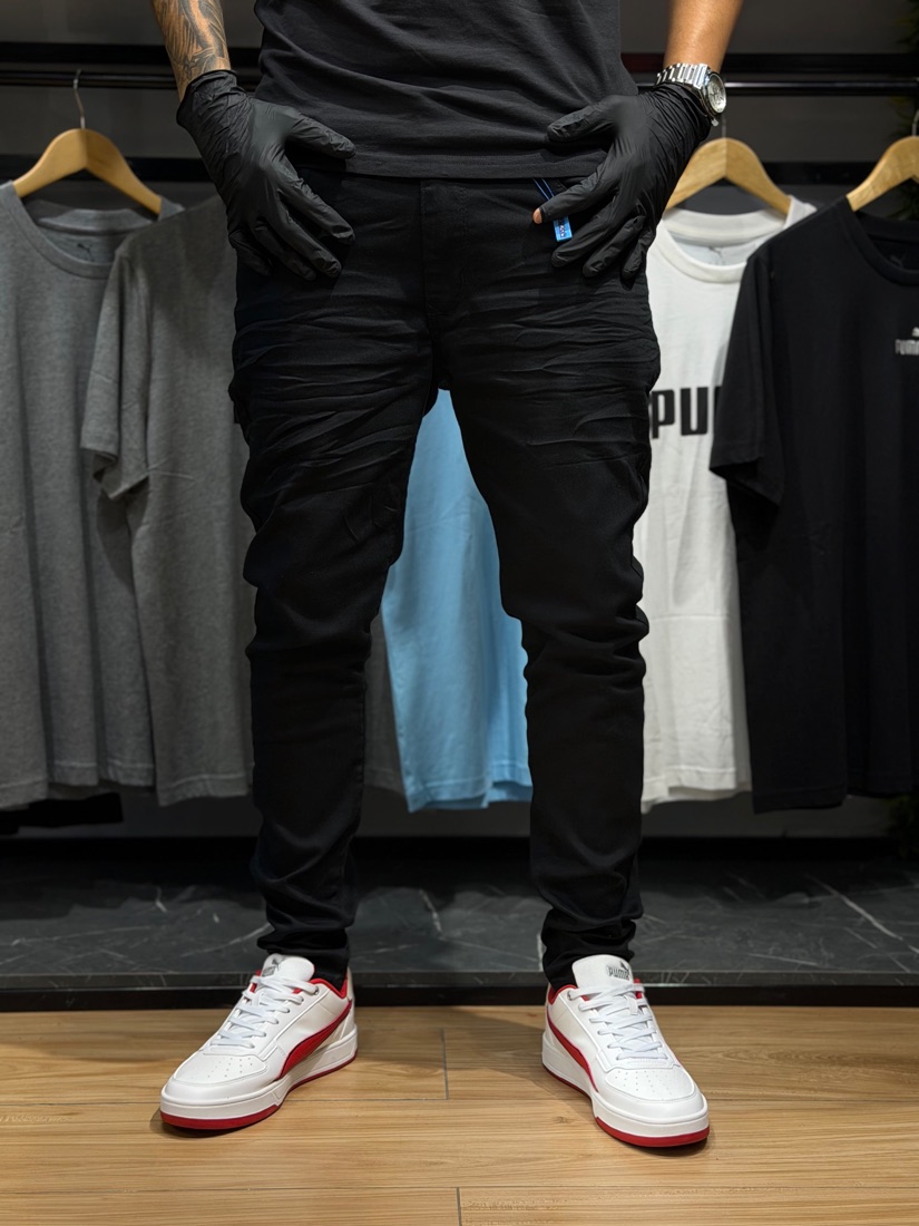 Look com tênis e peças Puma na KGS
